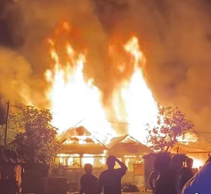 Kobaran Api yang Menghanguskan Rumah Warga di Desa Samili Kecamatan Woha
