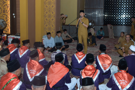 Wakil Bupati Bima, Dr. H. Irfan Zubaidy, memberikan sambutan pada 540 Jemaah Calon Haji Kabupaten Bima