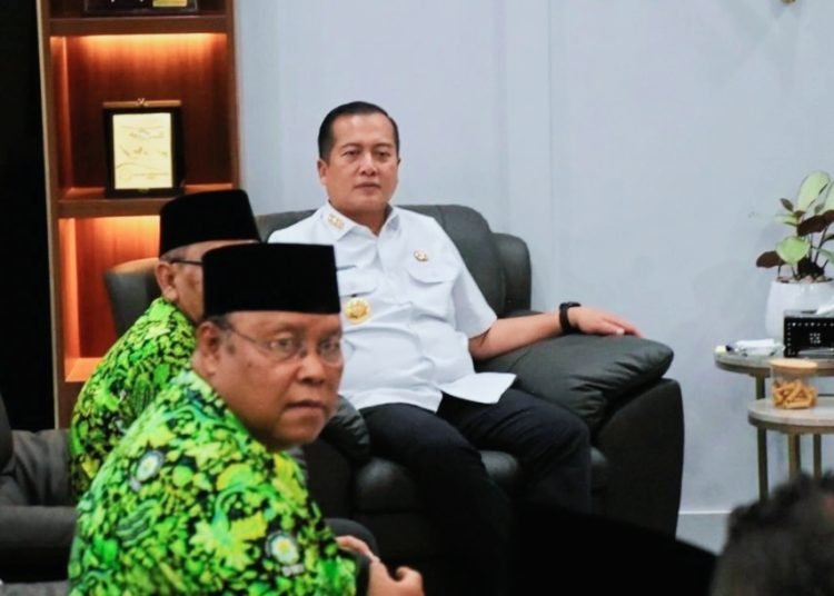 Gubernur Nusa Tenggara Barat (NTB), Lalu Muhamad Iqbal, bersama Ketua DMI NTB H. Muzihir